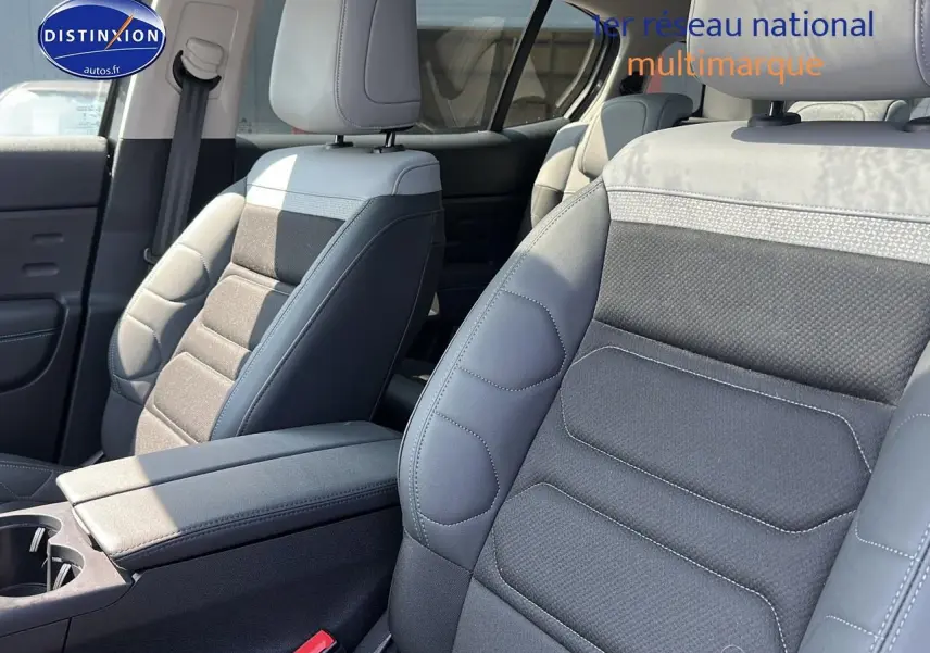Gros plan sur les sièges avant en tissu brun et cuir noir du Citroën C5 Aircross 2024 gris platinium.
