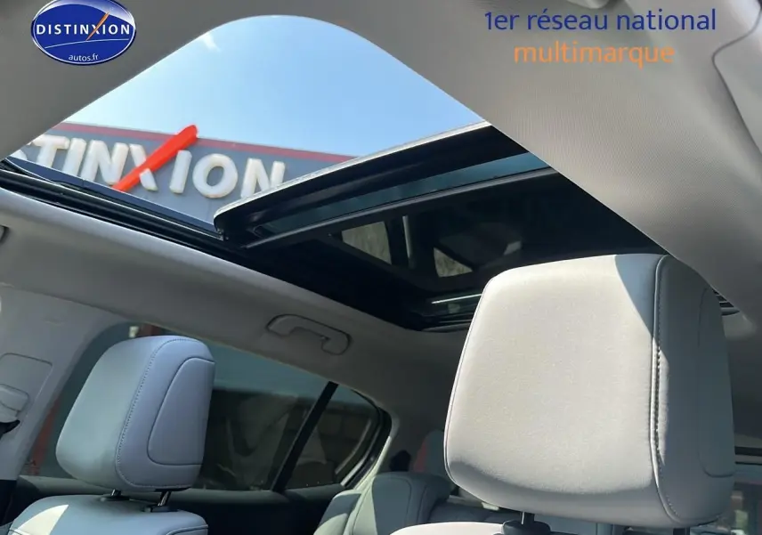 Vue intérieure du toit ouvrant panoramique et des appuie-têtes gris clair du Citroën C5 Aircross 2024.