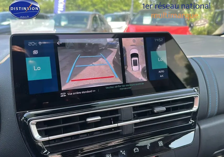 Écran tactile affichant la caméra de recul et la vue 360 dans l'habitacle du Citroën C5 Aircross 2024.