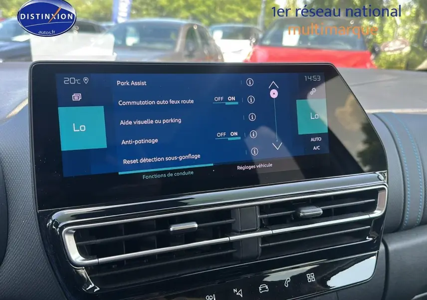 Écran tactile central et tableau de bord en cuir bleu du Citroën C5 Aircross gris platinium 2024, vue intérieure frontale