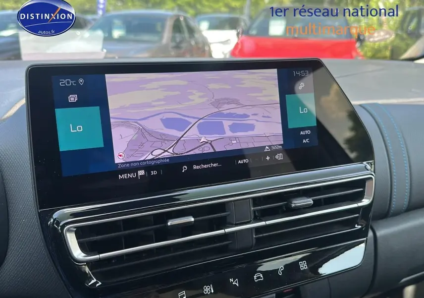 Écran tactile GPS et commandes climatisation dans l'habitacle du Citroën C5 Aircross gris platinium 2024.