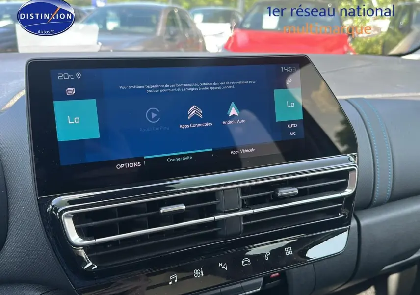 Écran tactile central et aérateurs du tableau de bord du Citroën C5 Aircross gris platinium 2024 vue intérieure frontale