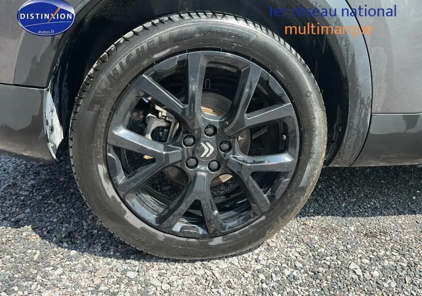 Gros plan sur la roue avant droite gris platinium du Citroën C5 Aircross avec jante alu noire brillante.