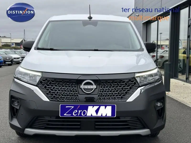 Vue frontale du Nissan Townstar blanc minéral avec calandre noire et logo Nissan bien visible.