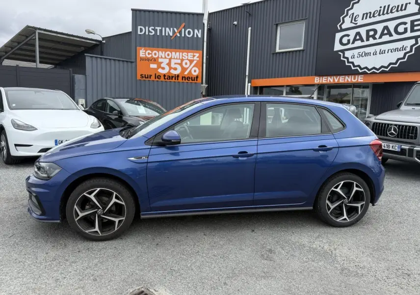 Volkswagen Polo 1.0 TSI R-Line bleu vue de profil côté gauche avec jantes alliage spécifiques et badges R-Line.