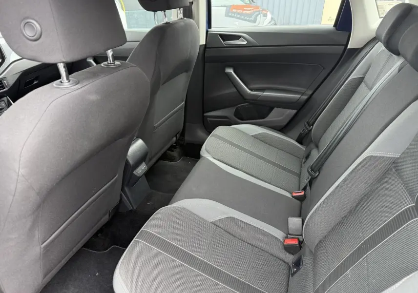Vue intérieure arrière droite des sièges tissu gris de la Volkswagen Polo 1.0 TSI R-Line 2021.