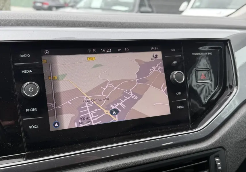 Écran tactile 8'' du système de navigation de la Volkswagen Polo 1.0 TSI R-Line, vue intérieure centrale.