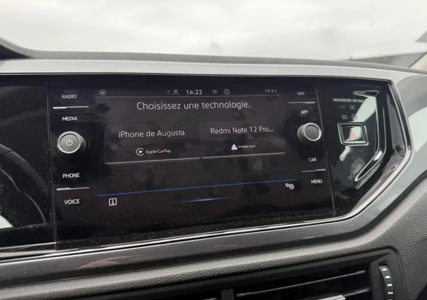 Écran tactile central du tableau de bord de la Volkswagen Polo 1.0 TSI R-Line avec interface Apple CarPlay et Android Auto.