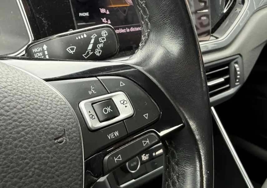 Gros plan sur les commandes du volant en cuir noir de la Volkswagen Polo 1.0 TSI R-Line 2021.