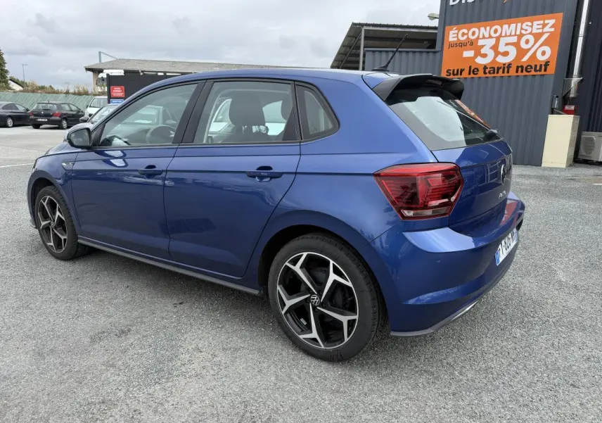 Volkswagen Polo 1.0 TSI R-Line bleu vue 3/4 arrière droit avec jantes alliage spécifiques et spoiler R-Line