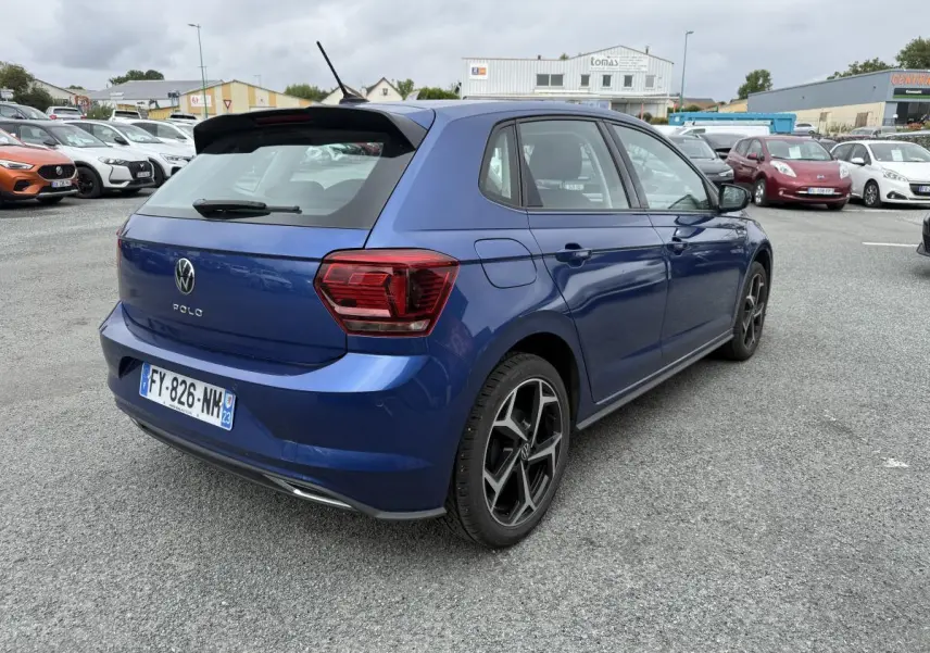 Volkswagen Polo 1.0 TSI R-Line bleu vue 3/4 arrière droit avec jantes alliage et spoiler spécifique R-Line
