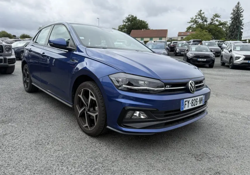 Volkswagen Polo 1.0 TSI R-Line bleu vue 3/4 avant avec calandre et jantes spécifiques R-Line
