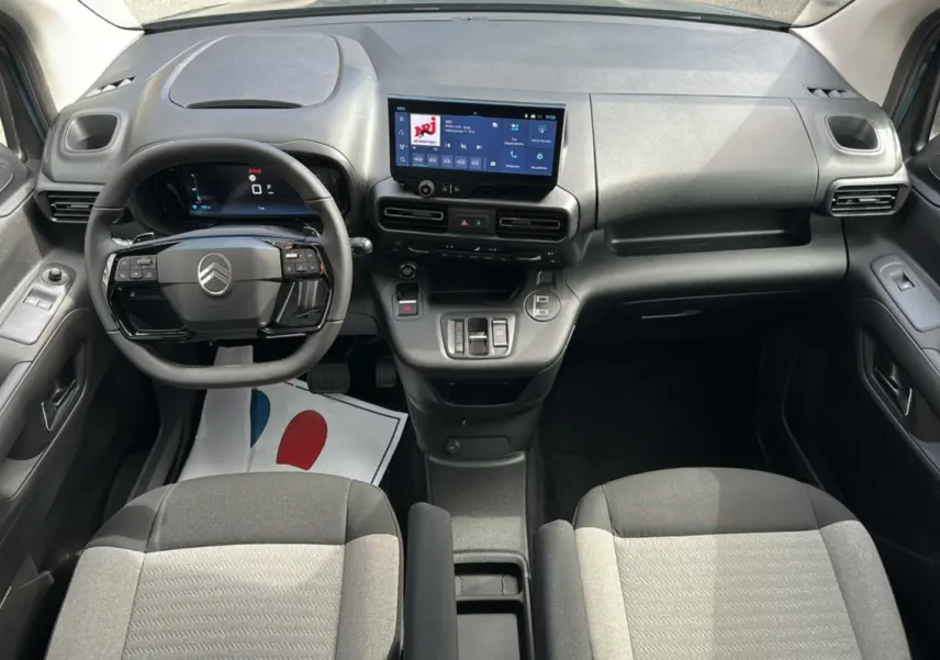 Intérieur avant du Citroën Berlingo 2025 BlueHDi 130 EAT8 Max, tableau de bord moderne avec écran tactile central.