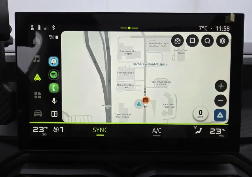 Écran tactile 10,1'' du tableau de bord de la Dacia Bigster blanc glacier affichant la navigation connectée
