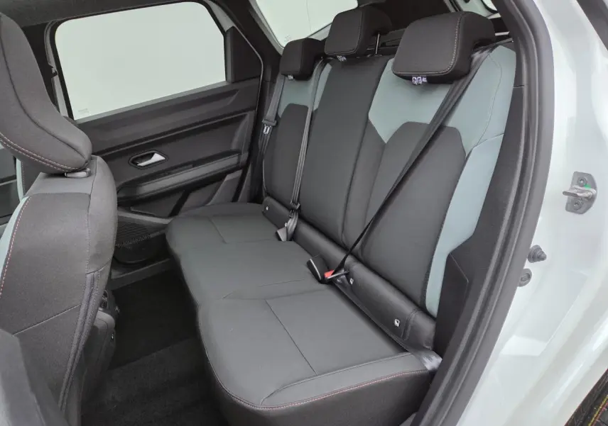 Vue intérieure côté droit sur la banquette arrière noire et grise du Dacia Bigster Blanc Glacier 2025 avec ceinture attachée.
