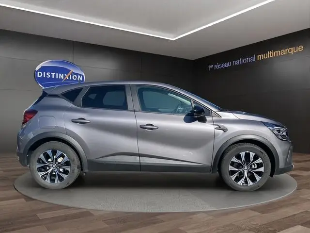 Vue de profil côté gauche du Renault Captur E-Tech Full Hybrid 145 Evolution gris Cassiopée, avec jantes alliage et détails noirs.