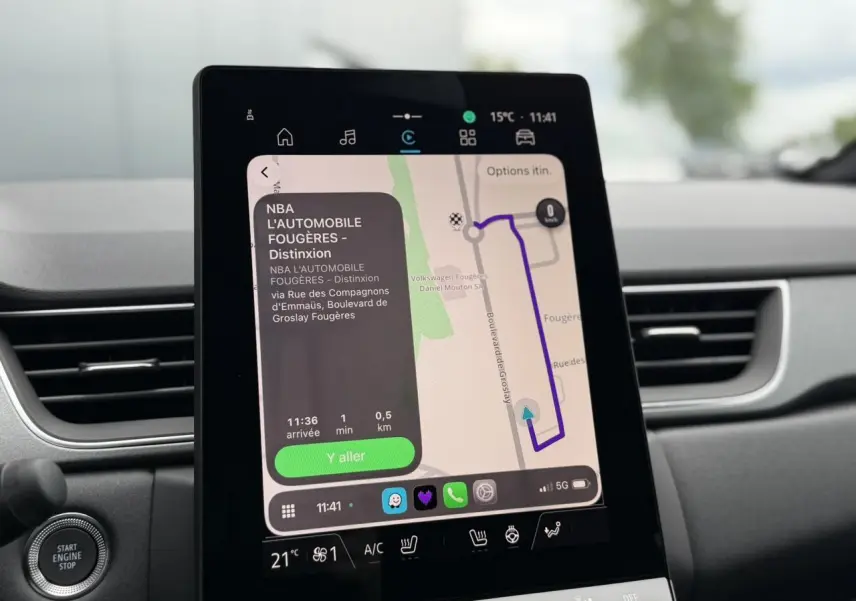 Écran tactile central du Renault Captur 2026 affichant la navigation, entouré de la console noire et des aérateurs.