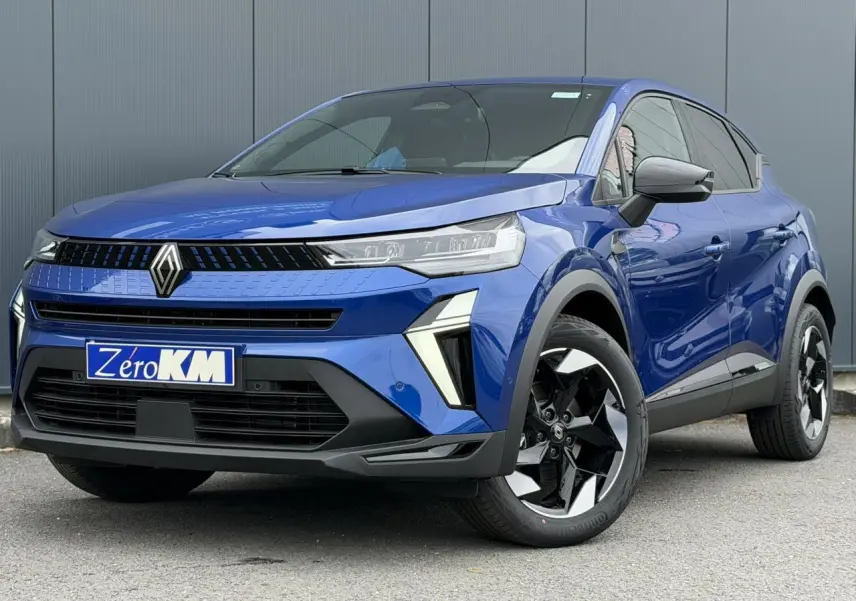 Renault Captur bleu Iron en 3/4 avant droit, avec jantes 18" Black Hole et calandre moderne noire brillante.