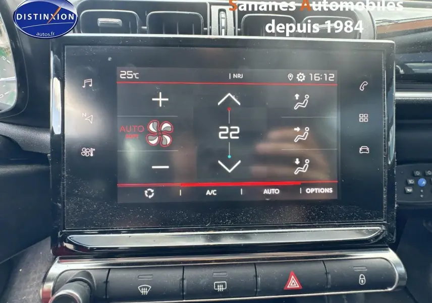 Écran tactile central affichant la climatisation automatique dans l'habitacle noir d'une Citroën C3 2023.