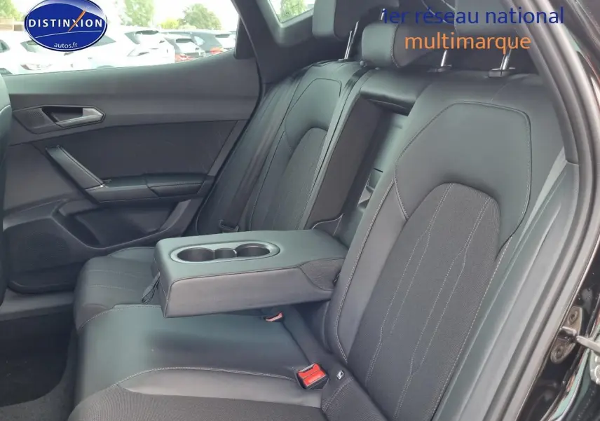 Vue intérieure côté droit sur la banquette arrière noire avec accoudoir central et porte-gobelets du CUPRA Formentor 2025.