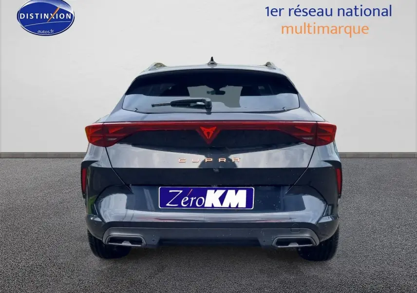 Vue arrière d'un CUPRA Formentor noir midnight 2025 avec feux LED et double sortie d'échappement intégrée.