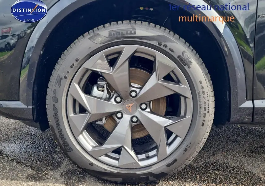 Gros plan sur la jante alu 18 pouces au design anguleux du CUPRA Formentor noir midnight, avec pneu Pirelli visible.