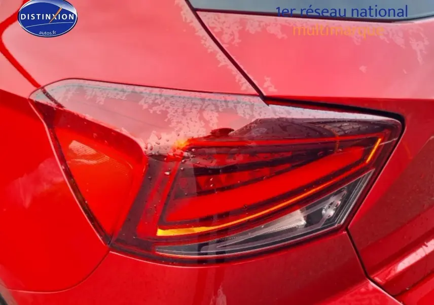 Gros plan sur le feu arrière droit rouge d'une SEAT Ibiza 2025 rouge désir avec détails lumineux modernes.