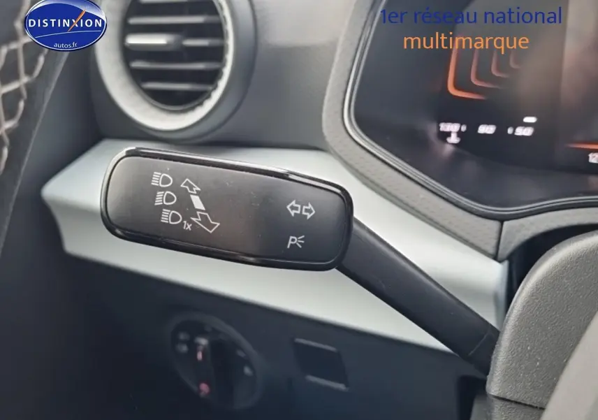 Gros plan sur la commande des feux et clignotants dans l’habitacle d’une SEAT Ibiza rouge désir 2025.