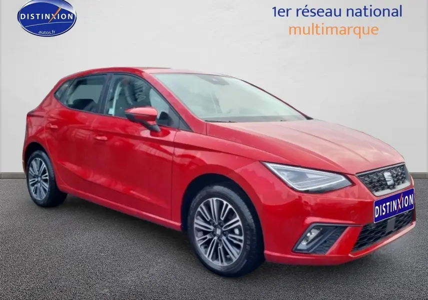 SEAT Ibiza rouge désir vue 3/4 avant droit avec jantes alliage et phares LED triangulaires.