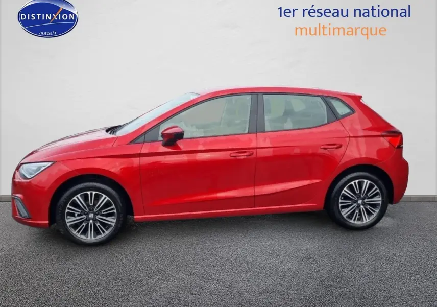 Profil côté gauche d'une SEAT Ibiza 1.0 TSI 95 Copa rouge désir avec jantes alliage 16 pouces sur fond neutre.