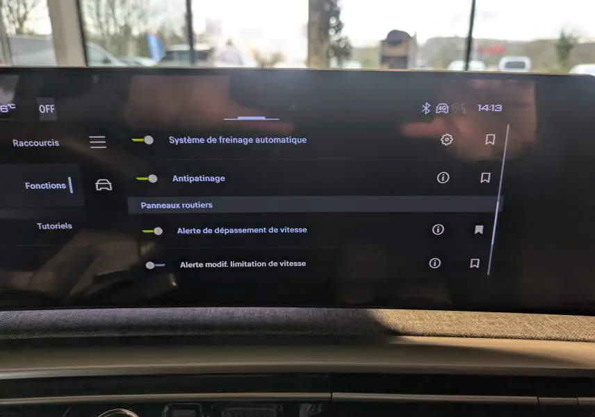 Écran tactile intérieur du Peugeot 3008 blanc, affichant les réglages d’aides à la conduite et sécurité.