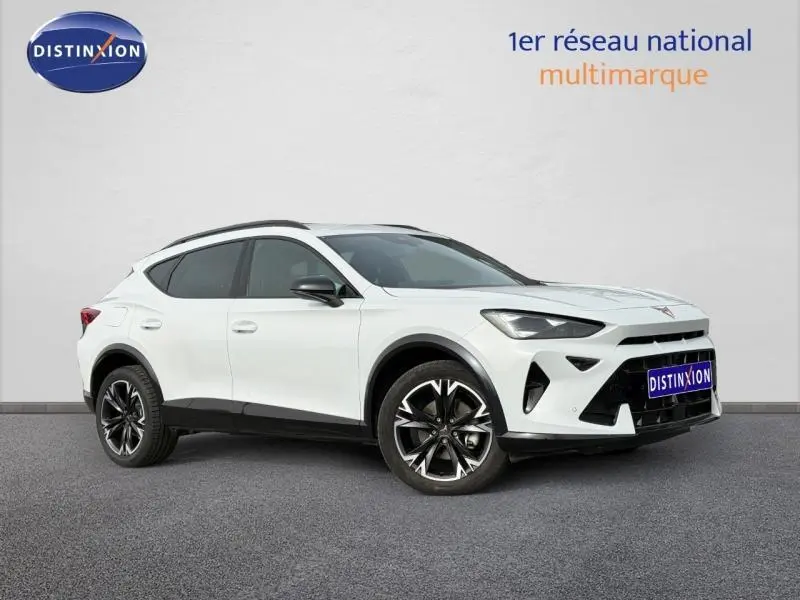 Vue 3/4 avant droite du CUPRA Formentor blanc Nevada métallisé avec jantes noires et détails noirs contrastants.