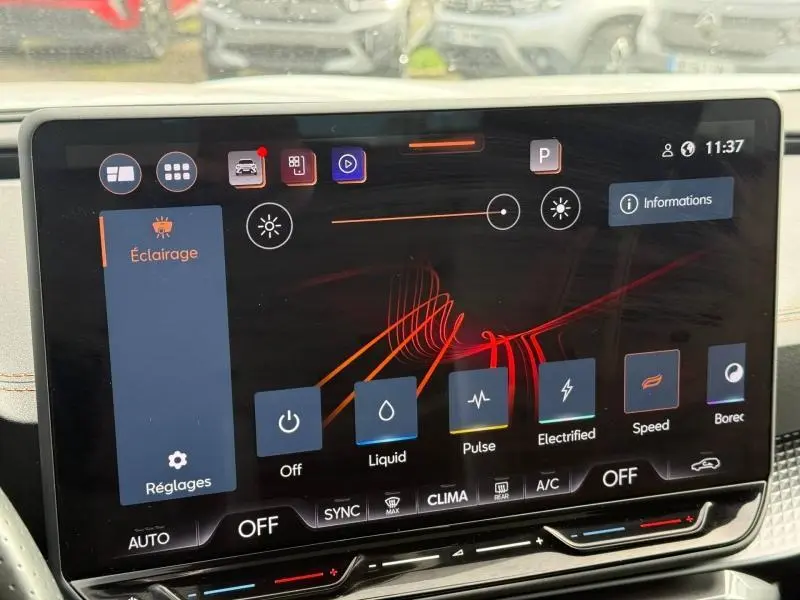 Écran tactile intérieur du CUPRA Formentor 2025 montrant les réglages d’éclairage avec interface moderne et graphique rouge.