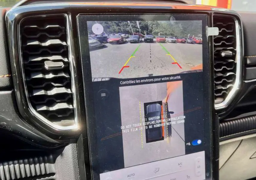 Gros plan sur l’écran central tactile du Ford Ranger Wildtrak noir, affichant la caméra de recul et vue 360°.