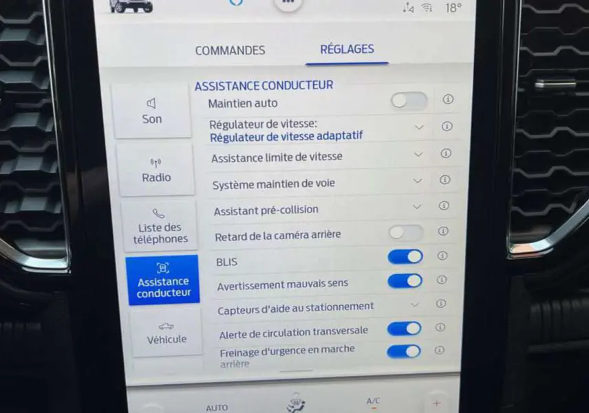 Écran tactile intérieur du Ford Ranger Wildtrak 2026 montrant les réglages d'assistance conducteur.