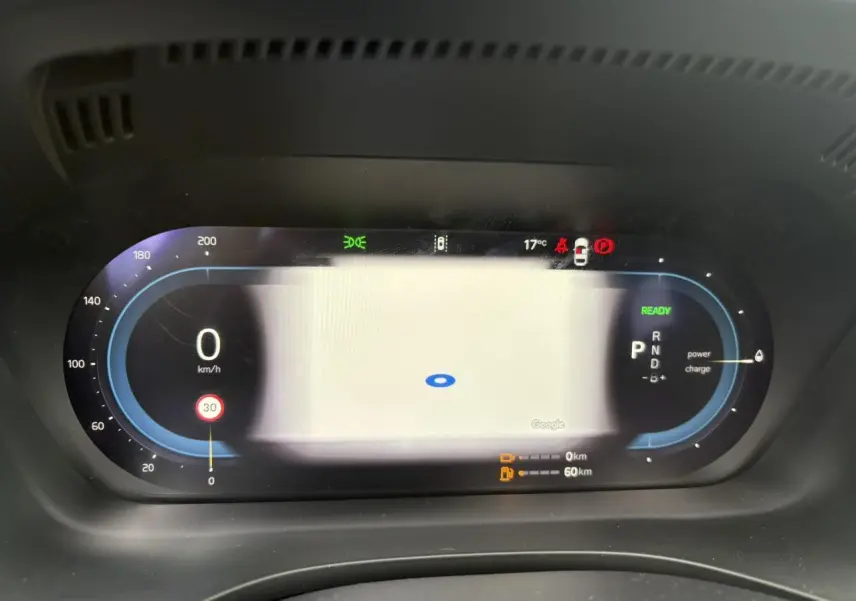 Combiné d'instruments digital 12,3 pouces du Volvo XC60 2024, affichage vitesse, mode P et indications de charge hybride.