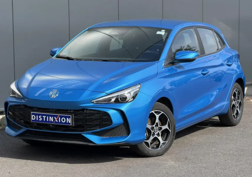 Vue 3/4 avant droite de la MG3 1.5 Hybrid+ 195 Comfort en bleu Como métallisé avec jantes alliage 16 pouces.
