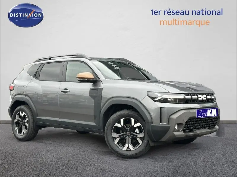 Vue 3/4 avant du Dacia Duster gris avec rétroviseurs beige et jantes alliage noires et argentées