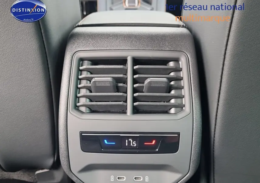 Vue rapprochée des aérateurs arrière et commandes climatisation tri-zone du CUPRA Formentor noir midnight 2025