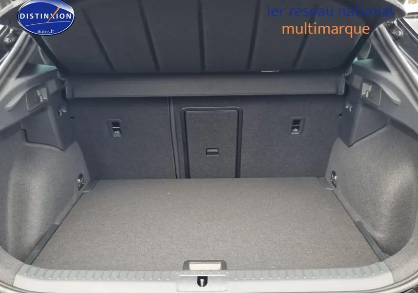Coffre ouvert du CUPRA Formentor noir midnight 2025, vue intérieure montrant l'espace de chargement et banquette rabattable.