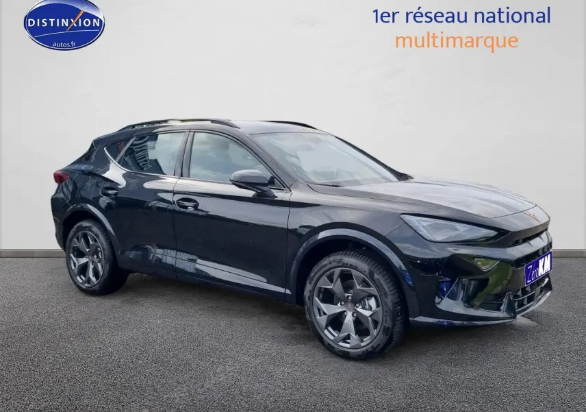 Vue 3/4 avant droite d'un SUV CUPRA Formentor 1.5 etsi hybrid noir midnight avec jantes alu 18 pouces.