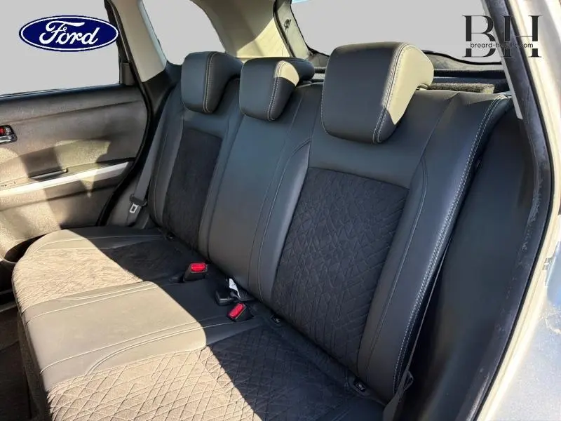 Banquette arrière en cuir noir avec surpiqûres blanches, vue côté droit intérieur d'un Suzuki Vitara Galactic Gray.