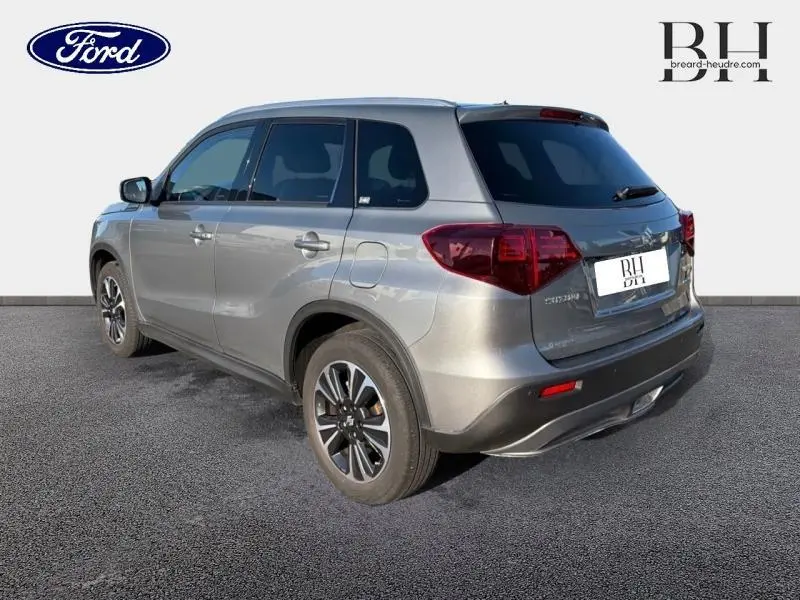 Vue 3/4 arrière droite d'un Suzuki Vitara Galactic Gray métallisé avec jantes alliage et vitres surteintées