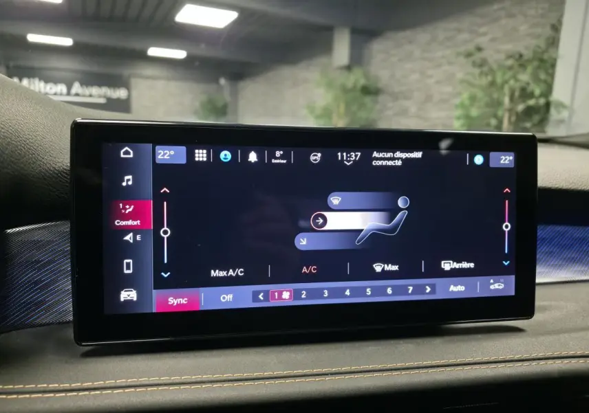 Écran tactile central affichant la climatisation du tableau de bord d'une Alfa Romeo Tonale bleu, vue intérieure frontale.