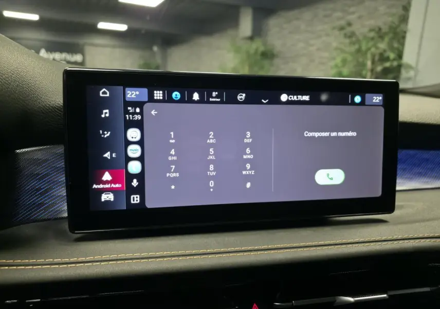 Écran tactile central du tableau de bord de l'Alfa Romeo Tonale 2024 affichant l'interface de composition d'appel.