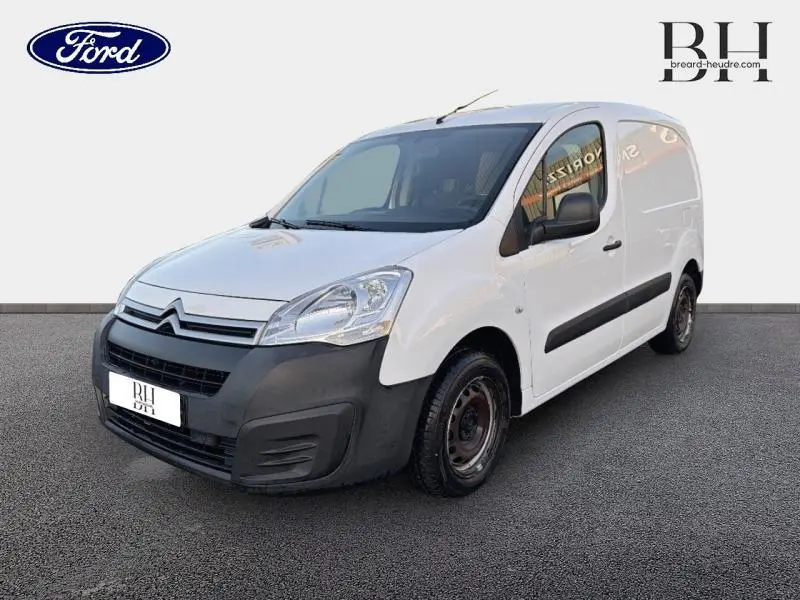 Citroën Berlingo blanc en 3/4 avant droit, fourgonnette compacte avec pare-chocs noirs et double portes arrière.