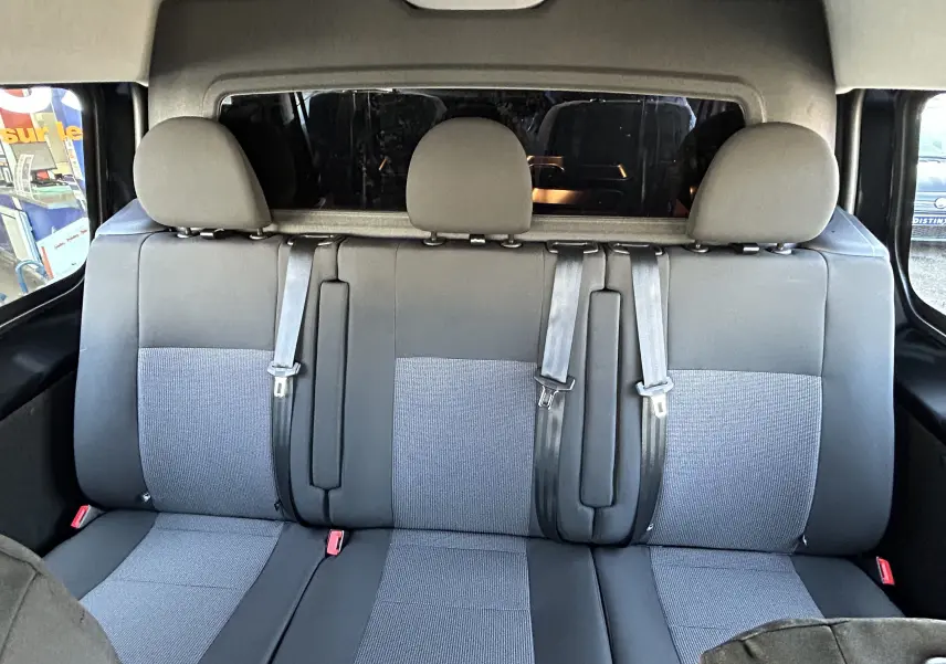 Vue intérieure arrière du siège 3 places en tissu gris et noir du Citroën Jumpy Cabine Approfondie noir 2025.