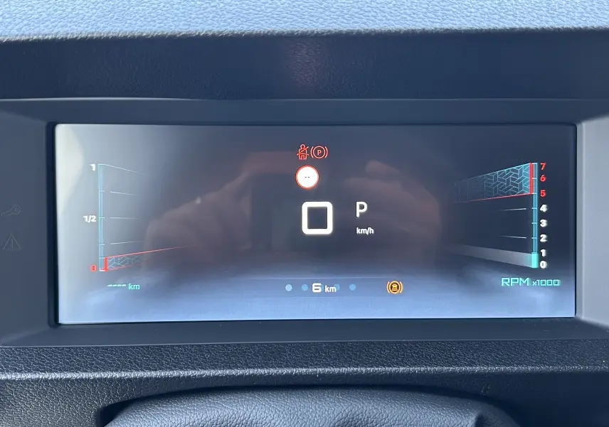 Affichage numérique du tableau de bord du Citroën Jumpy Cabine Approfondie noir, vue frontale centrée sur l'écran de contrôle.