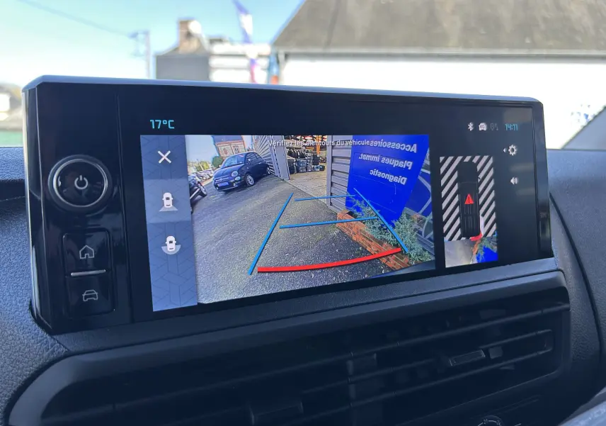 Écran intérieur affichant la caméra de recul avec vue arrière et guidage coloré du Citroën Jumpy Cabine Approfondie noir.