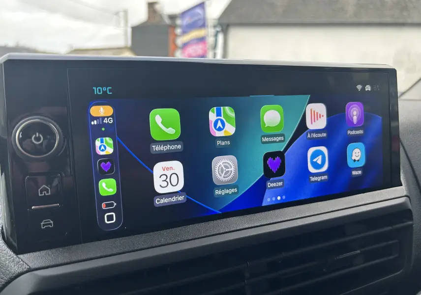 Écran tactile intérieur du Citroën Jumpy Cabine Approfondie 2025 affichant plusieurs applications connectées.